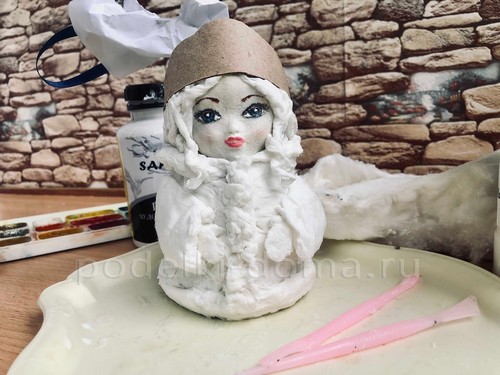 Снегурочка из смешанного папье-маше